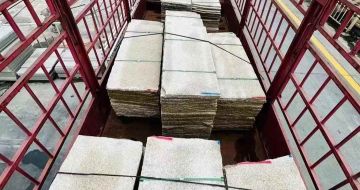 伊春 黄金麻花岗岩荔枝面，光面毛板装车完成