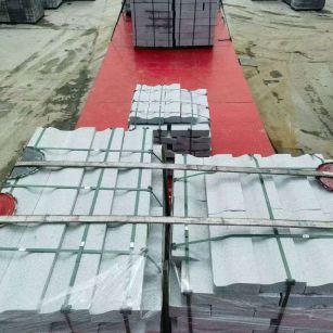 伊春 芝麻白仿形加直形路沿石出货日常