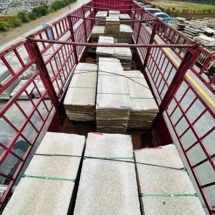 伊春 黄金麻花岗岩荔枝面，光面毛板装车完成