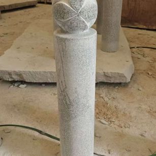 伊春 芝麻白花岗岩石材挡车石柱、停车柱、圆柱挡车柱、方柱挡车柱等