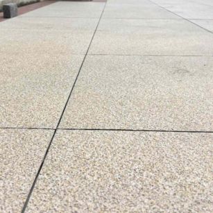 伊春 黄金麻花岗岩石板材荔枝面地面铺装效果