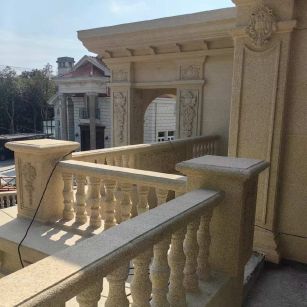 伊春 黄金麻别墅外墙干挂雕花配合阳台栏杆花瓶柱