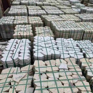 伊春 黄金麻白麻花岗岩荔枝面地铺石(冰裂纹)