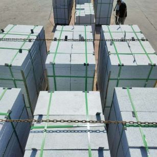 伊春 芝麻白花岗岩5公分地铺石 花岗岩厂家工厂装车日常