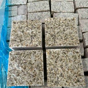 伊春 黄金麻花岗岩自然面小方块，弹石，马蹄石等