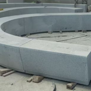 伊春 芝麻白花岗岩光面弧形坐凳