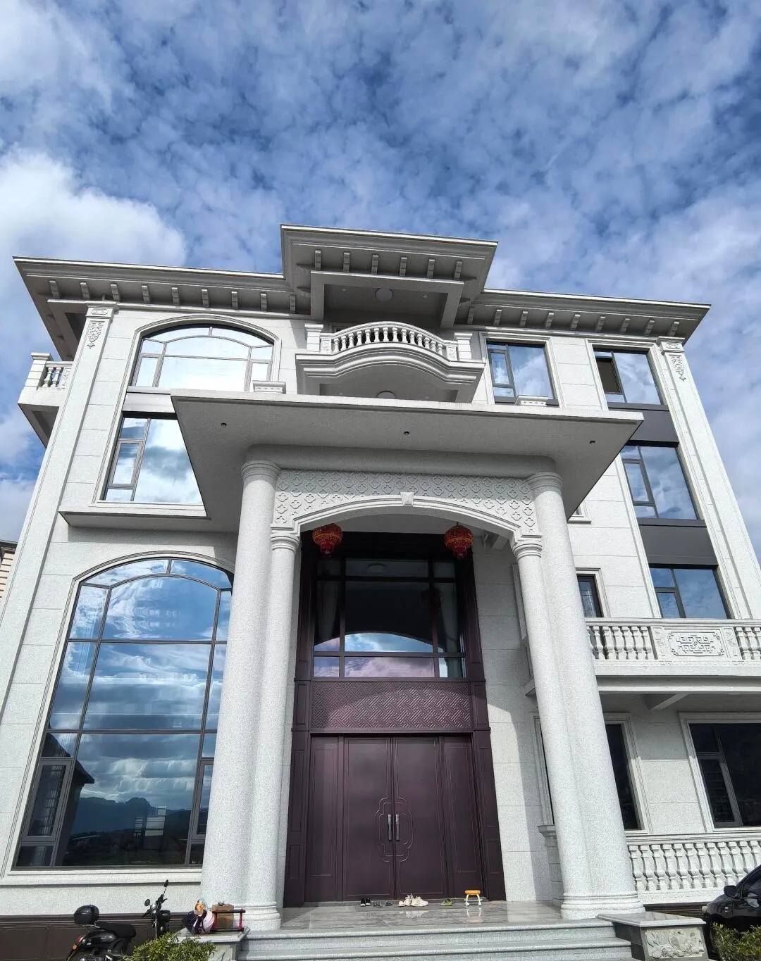 伊春白麻别墅外墙干挂石材效果示例