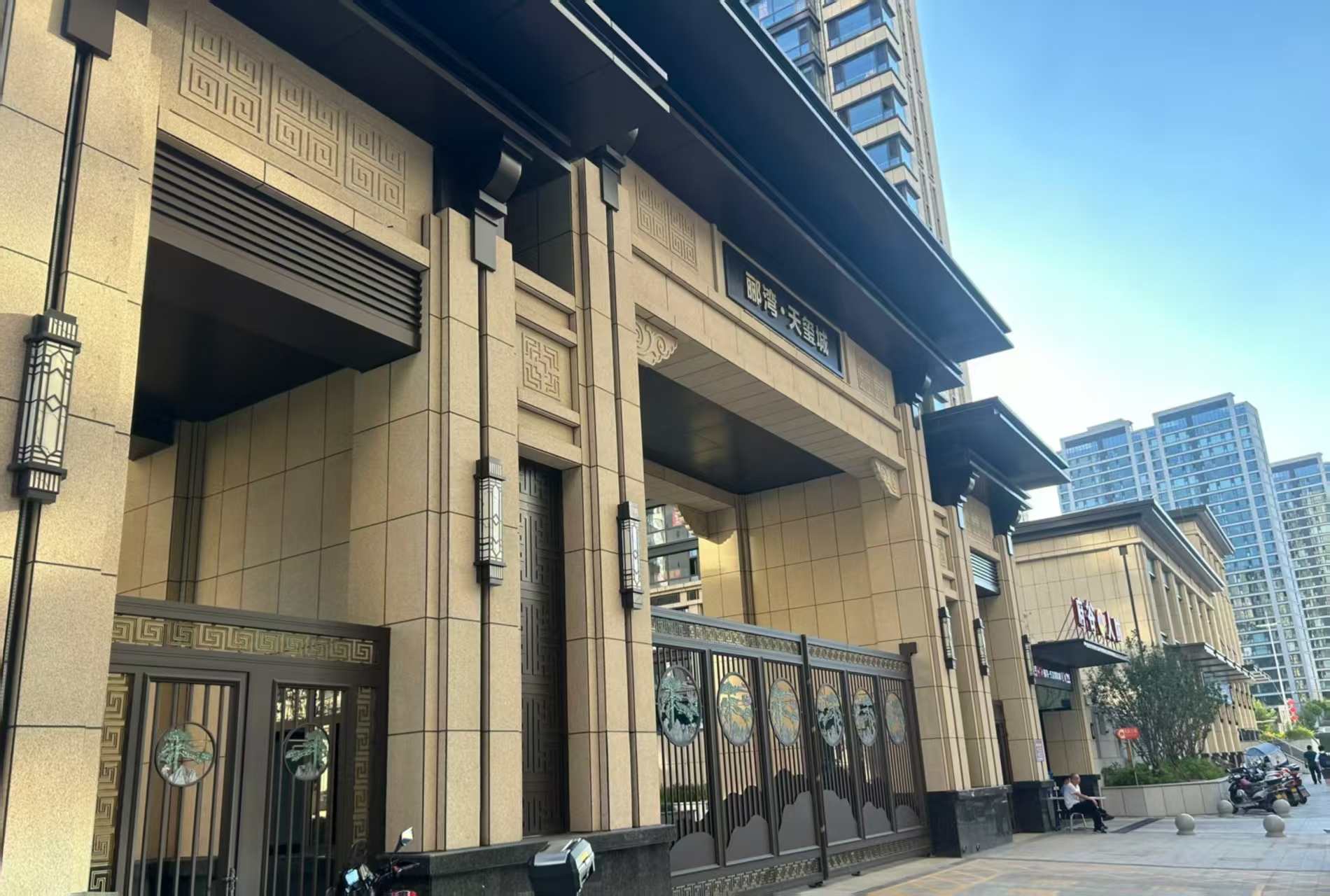 伊春 黄金麻花岗岩荔枝面小区门楼外墙干挂