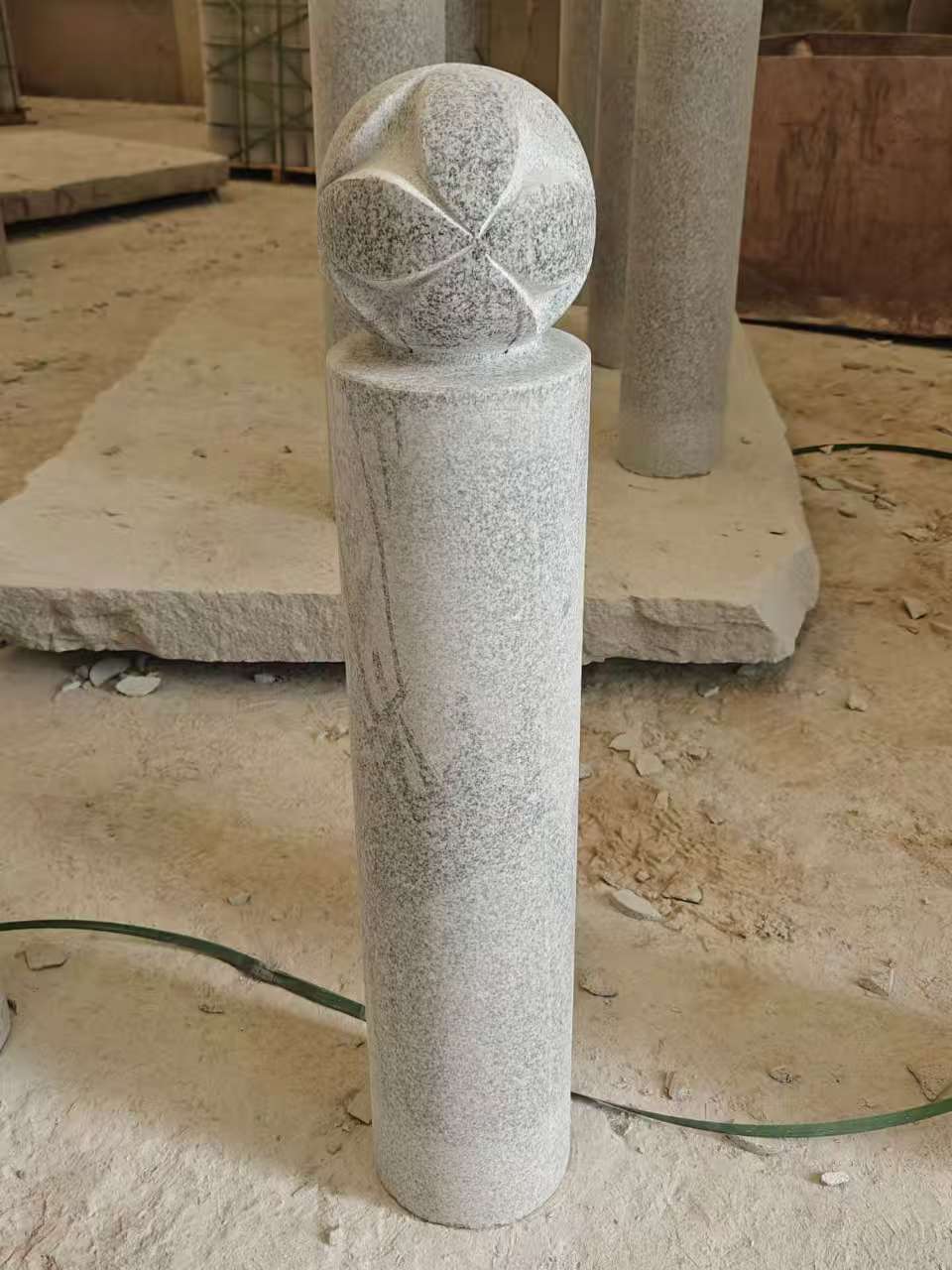 伊春 芝麻白花岗岩石材挡车石柱、停车柱、圆柱挡车柱、方柱挡车柱等