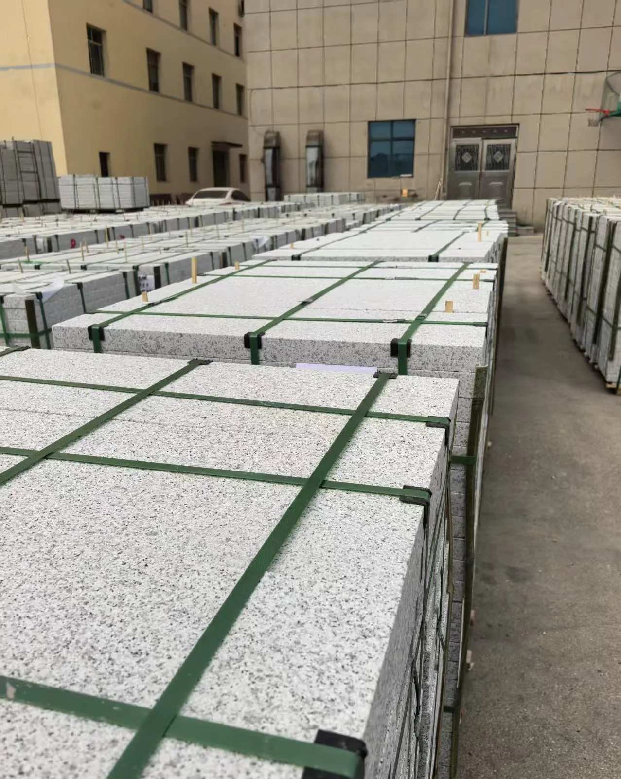 伊春 白麻花岗岩5.0公分荔枝面地铺石