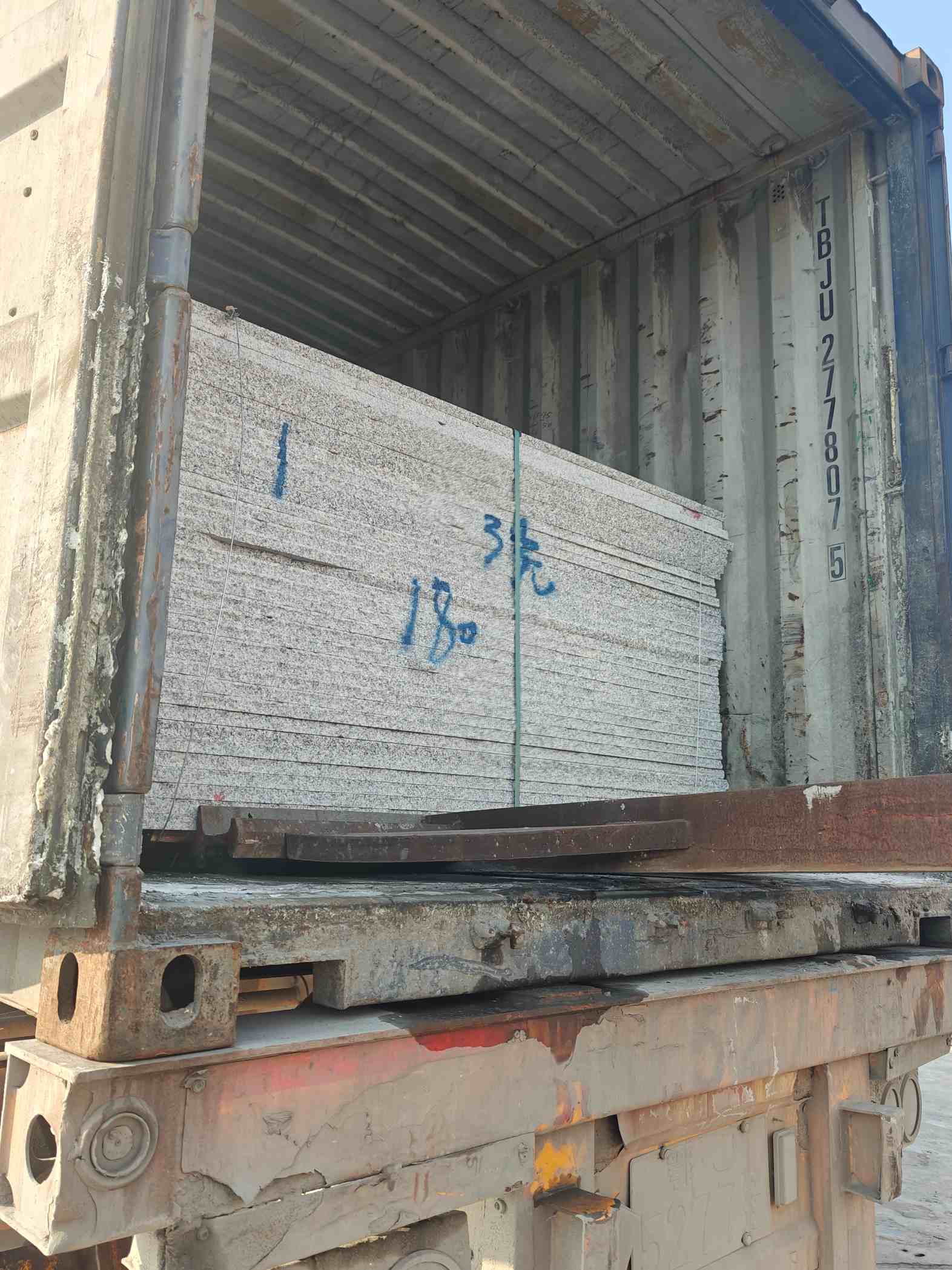 伊春 芝麻白花岗岩石材3.0公分光面毛板装柜出货