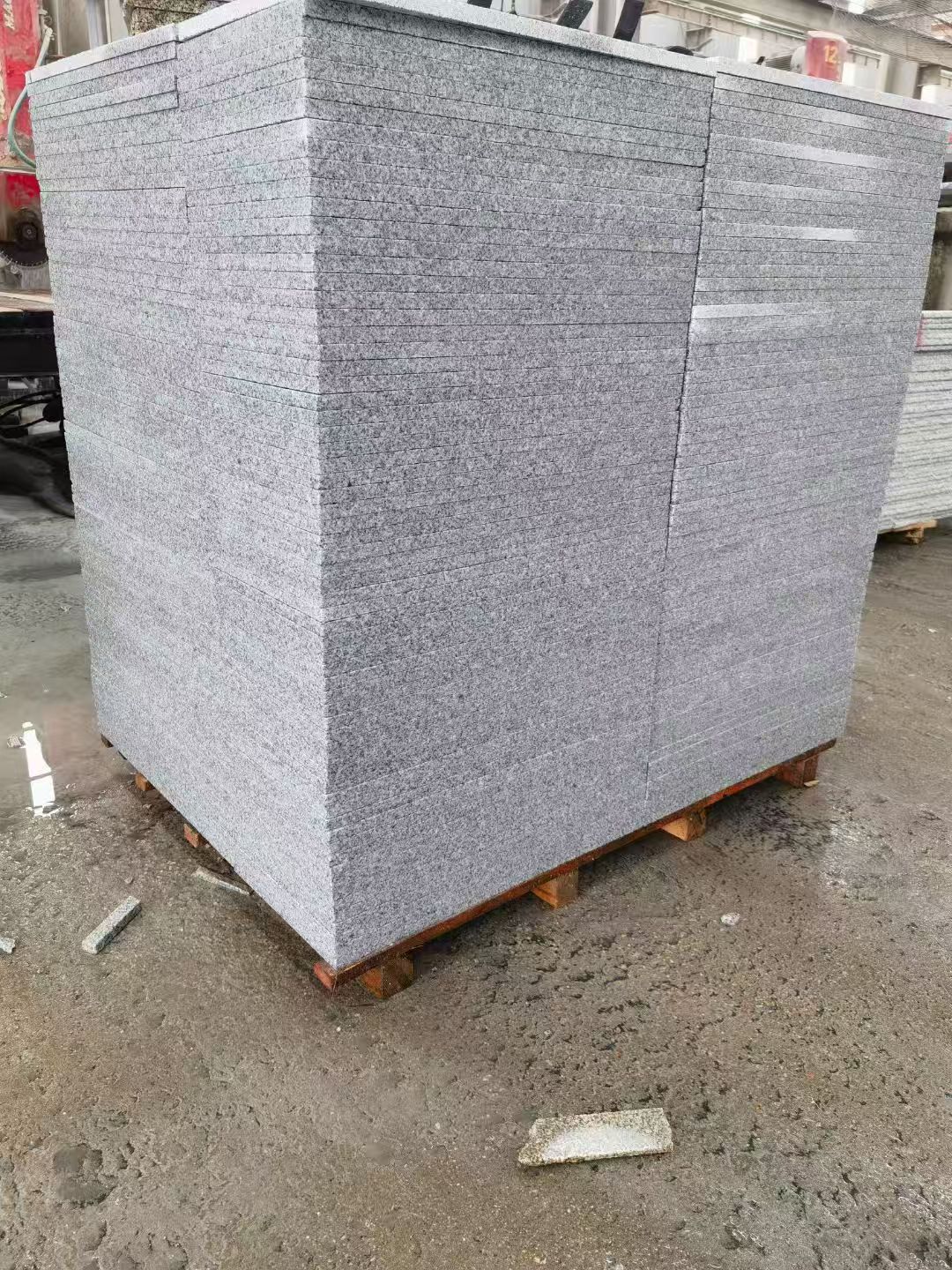 伊春 芝麻白火烧面1.8厚300*600地铺石，尺寸标准，厚薄均匀