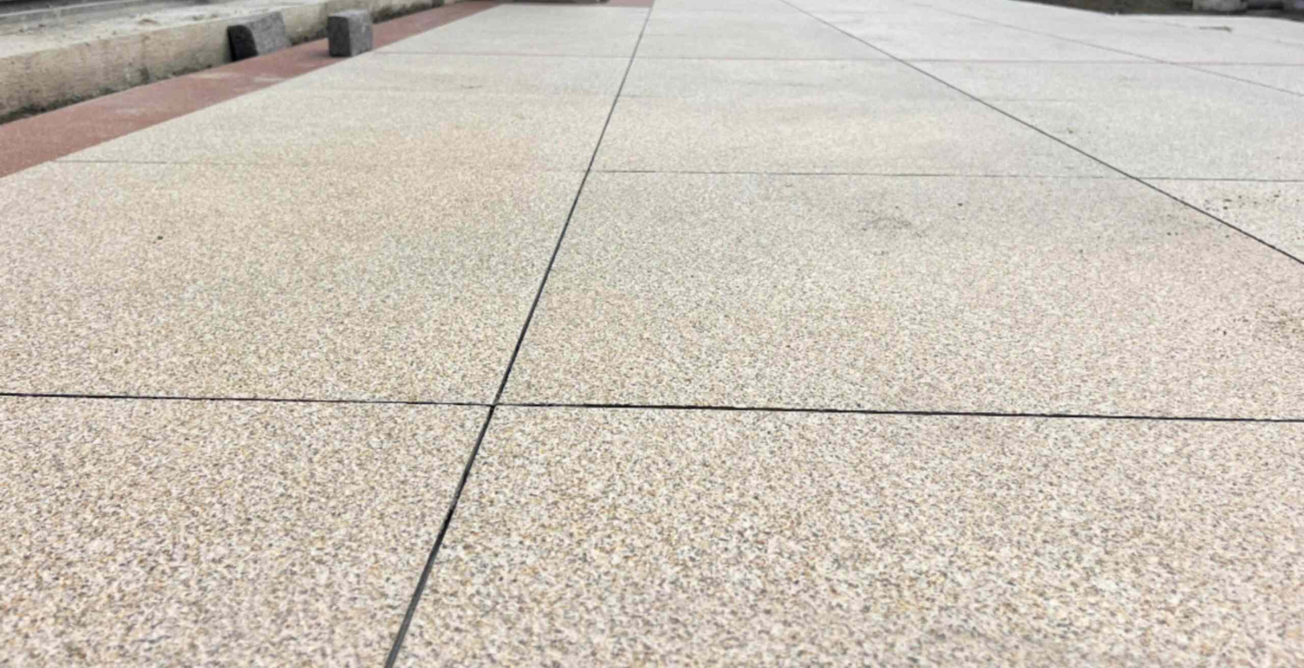 伊春 黄金麻花岗岩石板材荔枝面地面铺装效果