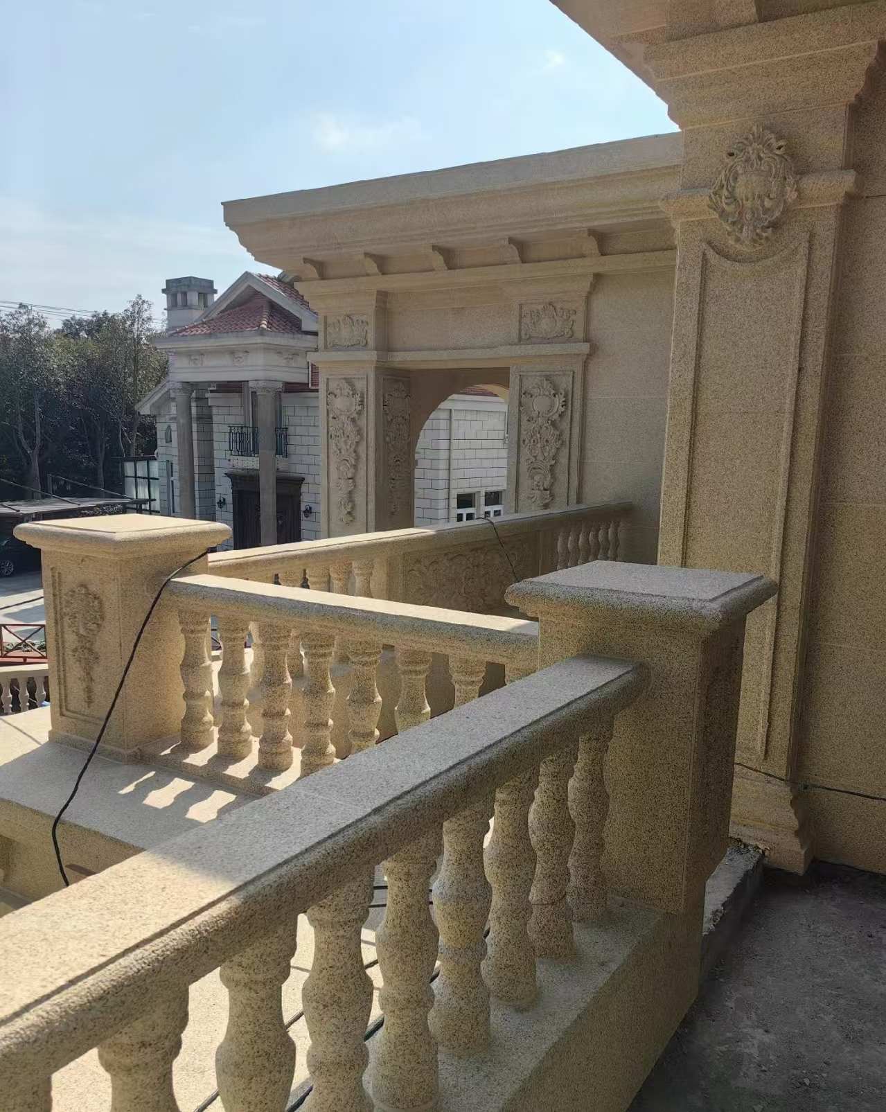 伊春 黄金麻别墅外墙干挂雕花配合阳台栏杆花瓶柱