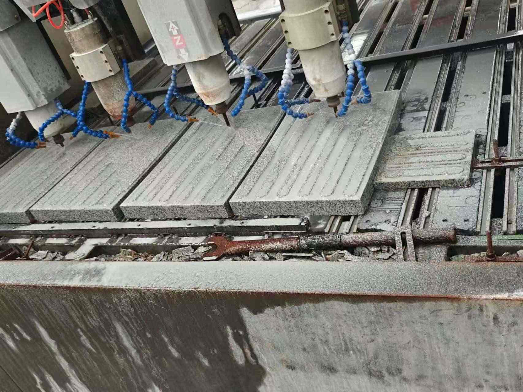 伊春 芝麻白花岗岩荔枝面盲道雕刻