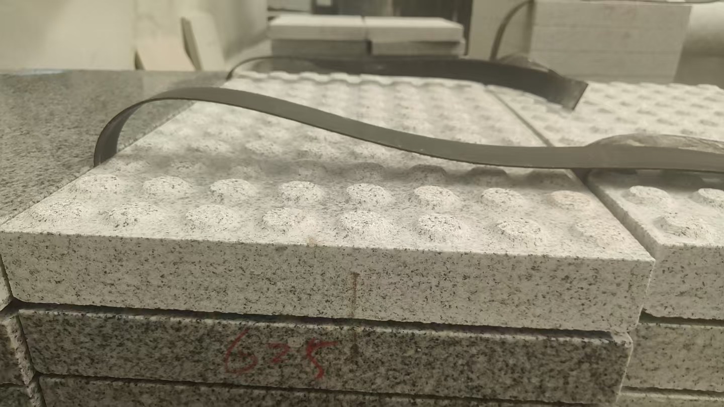 伊春 芝麻白花岗岩6.0公分荔枝面五轴加工雕刻盲点