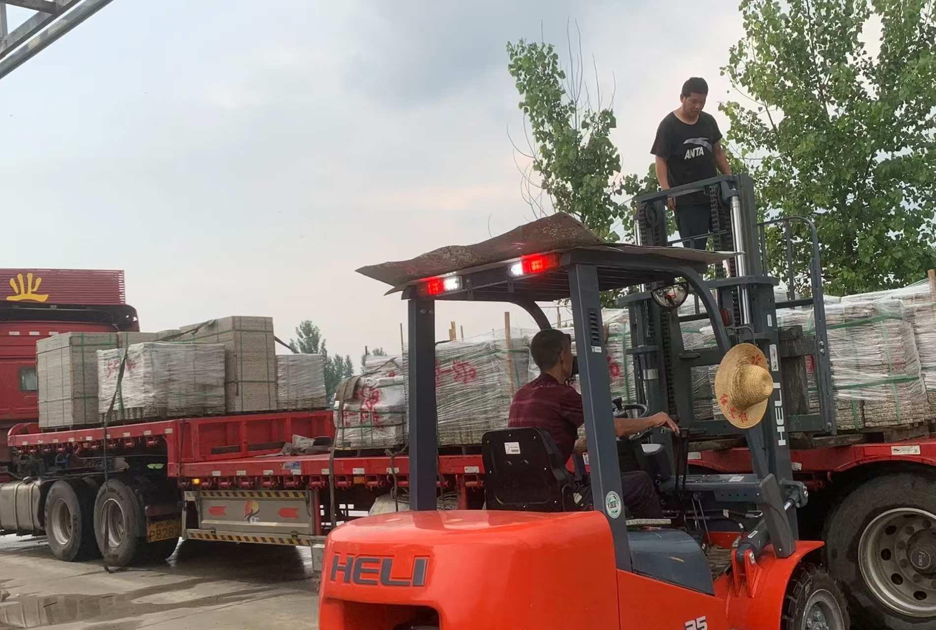 伊春 黄金麻冰裂纹，地铺石装车