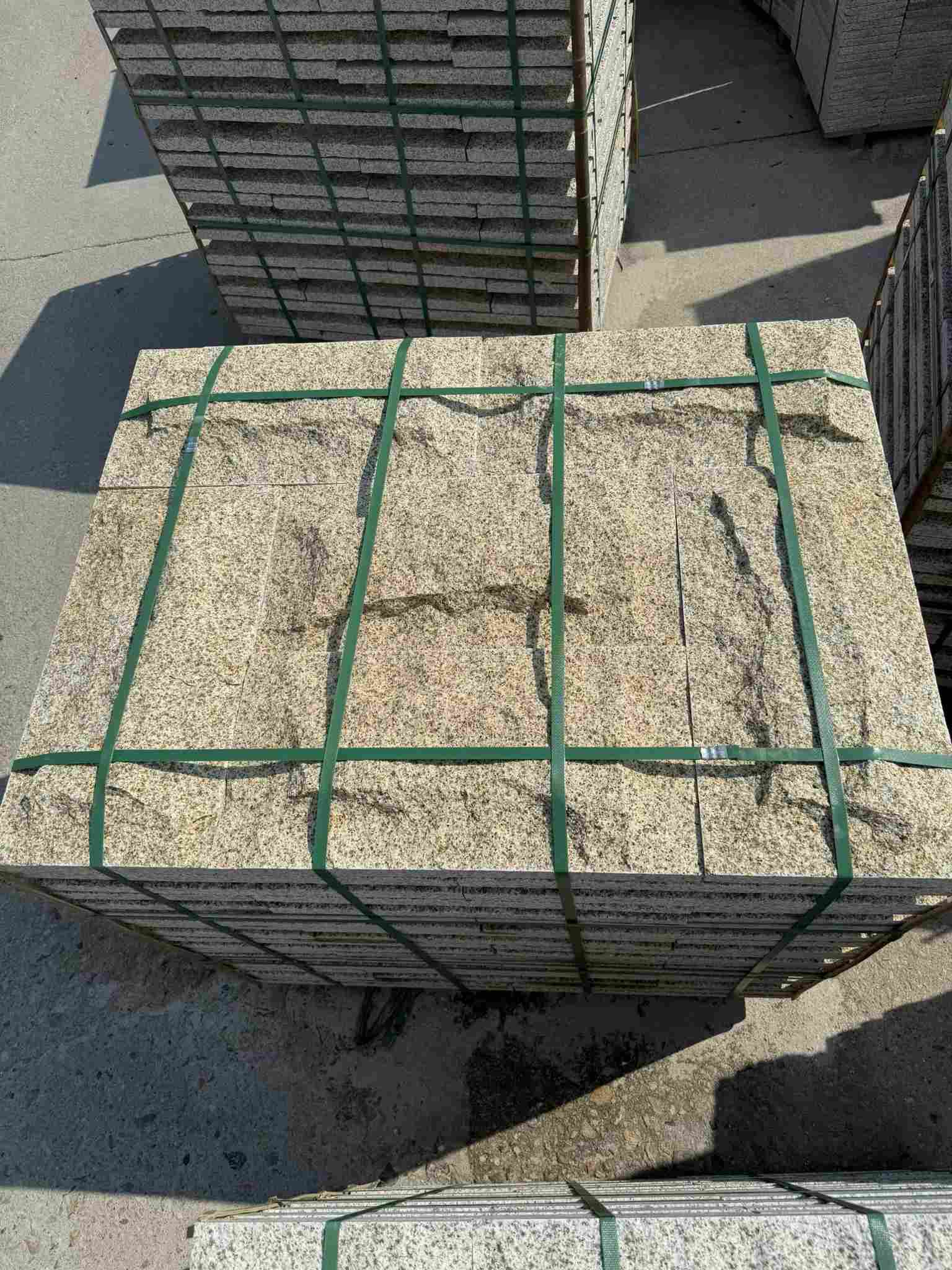 伊春 黄金麻花岗岩石材自然面蘑菇石成品