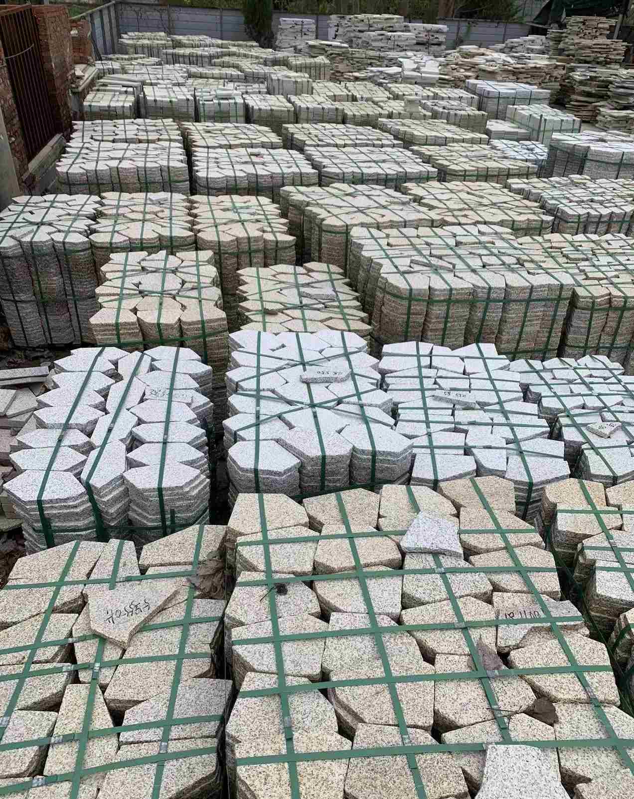 伊春 黄金麻白麻花岗岩荔枝面地铺石(冰裂纹)