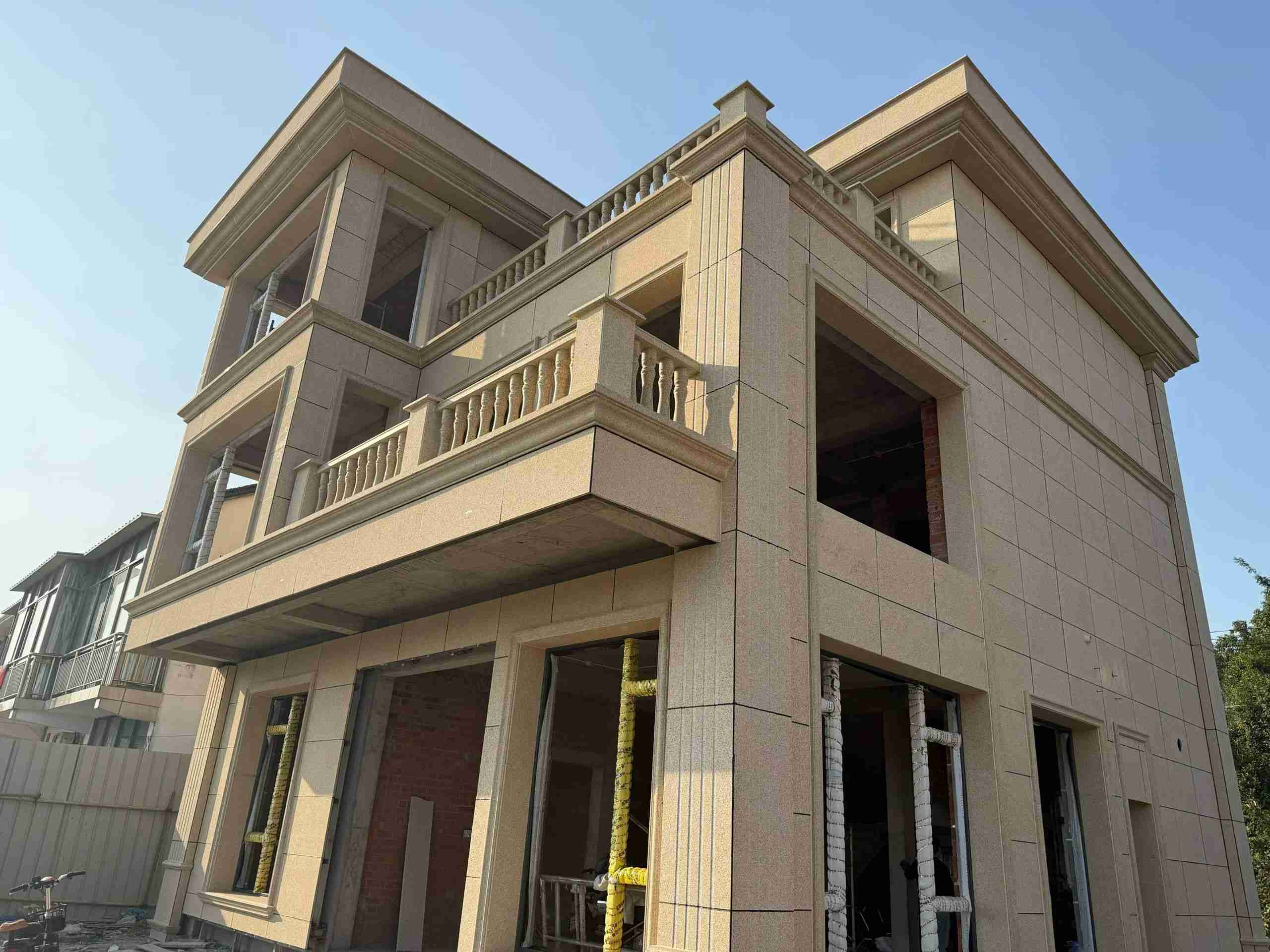 伊春 黄金麻花岗岩石材荔枝面外墙干挂效果展示