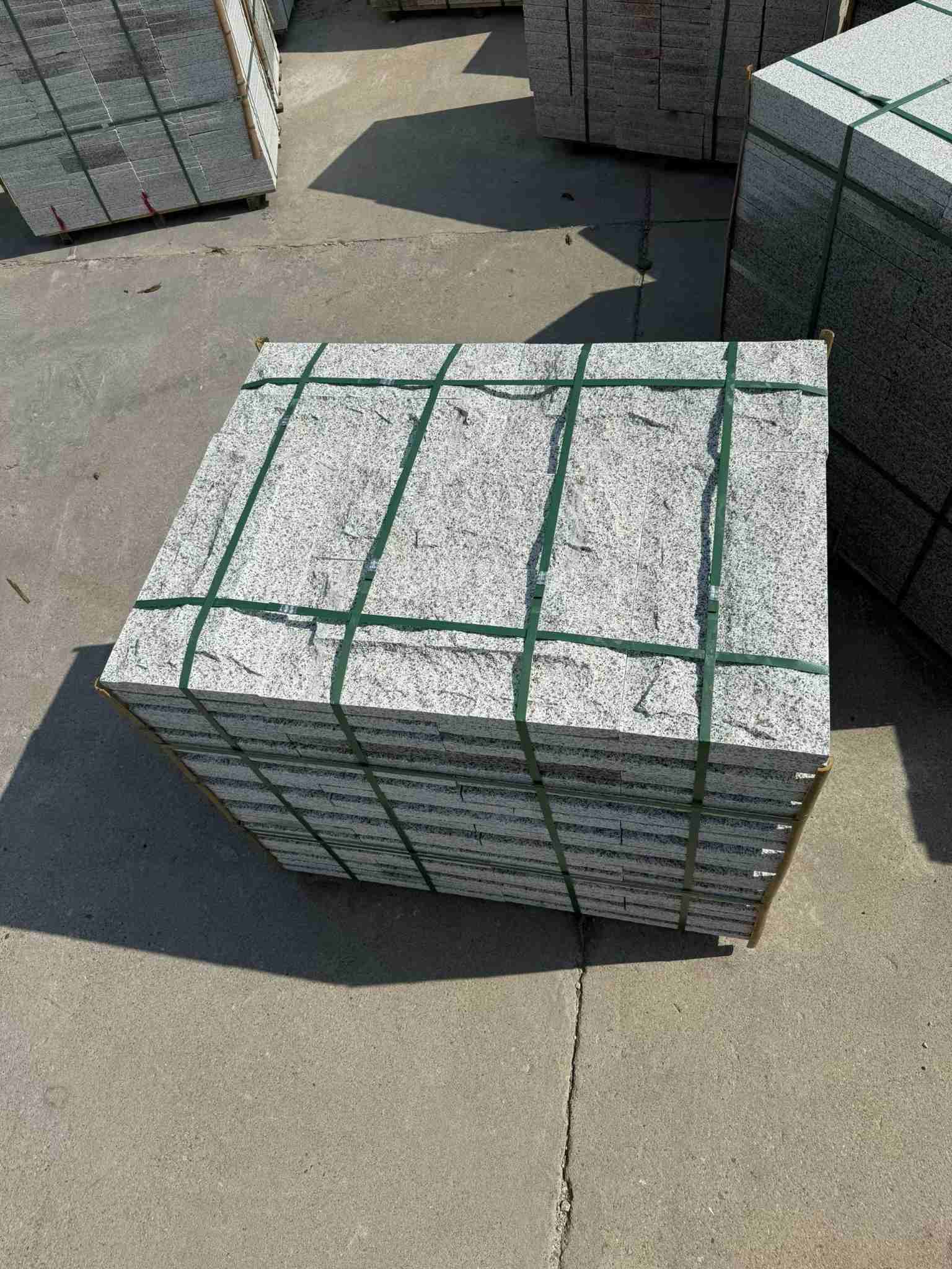 伊春 白麻花岗岩石材自然面蘑菇石成品