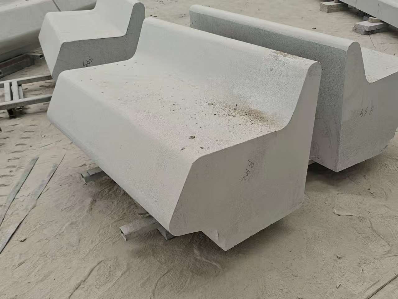 伊春 芝麻白花岗岩异形坐凳，石凳