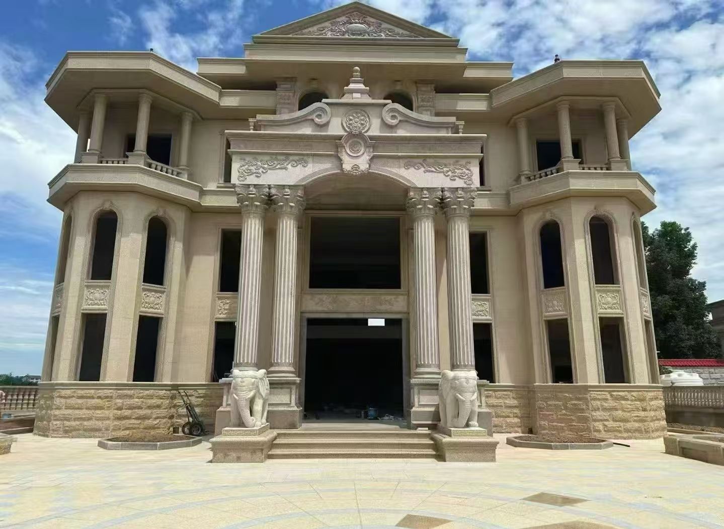 伊春 黄金麻别墅外墙干挂，大柱，大象，蘑菇石，雕花板