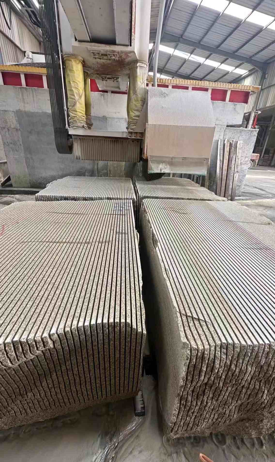 伊春 车间生产日常，黄金麻白麻花岗岩