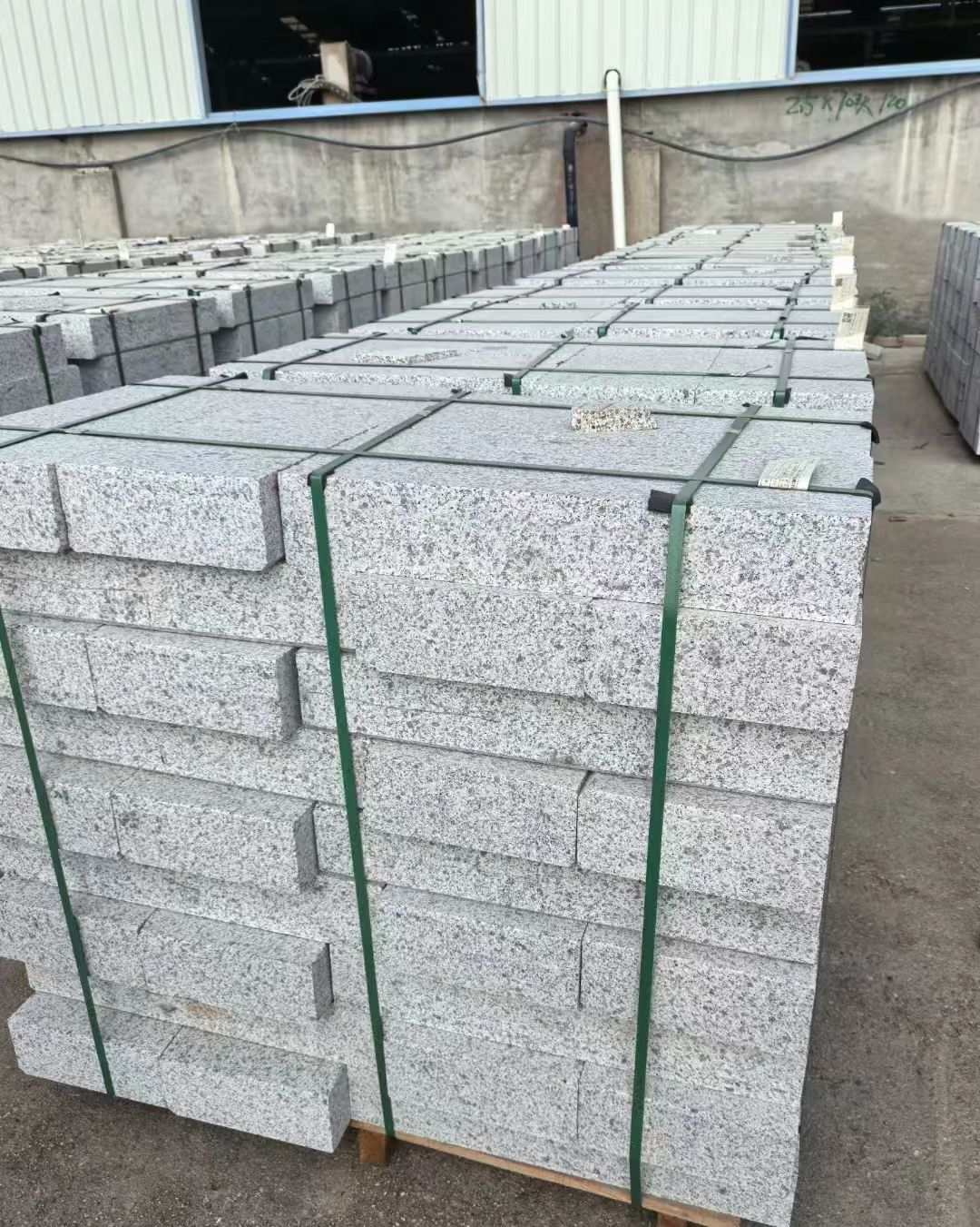 伊春 白麻花岗岩路沿石，弧形路沿石，道牙石，马路牙子，界石，路缘石，平沿石，直岩石，平缘石等