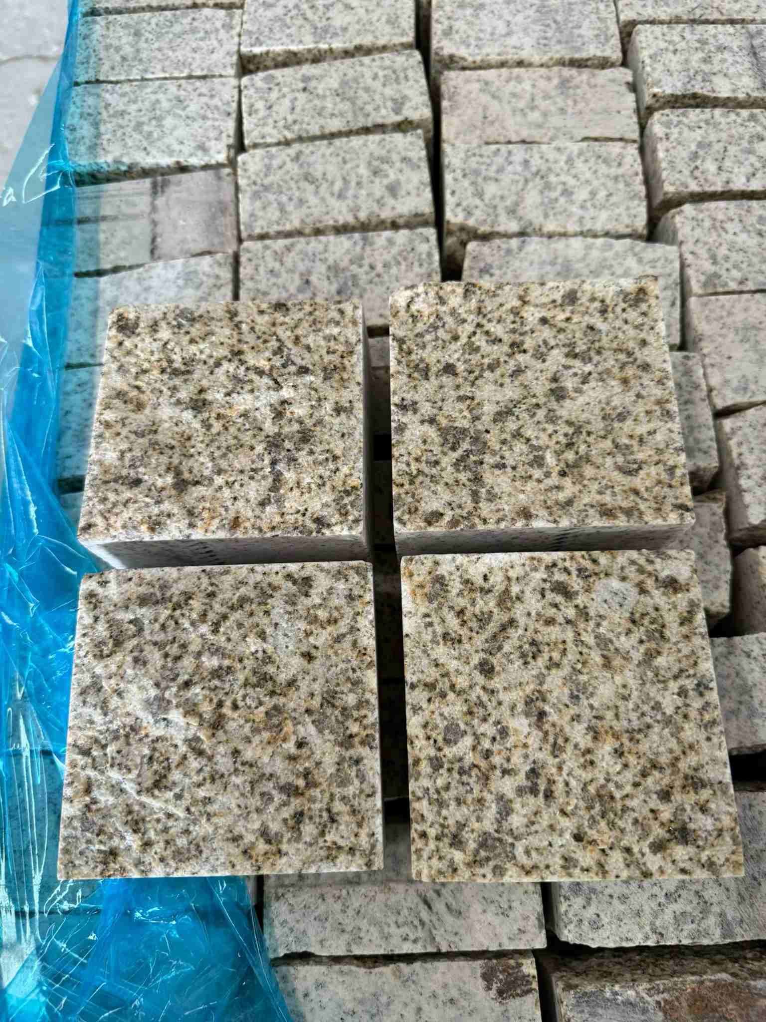 伊春 黄金麻花岗岩自然面小方块，弹石，马蹄石等