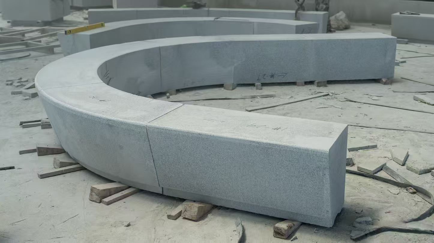 伊春 芝麻白花岗岩光面弧形坐凳
