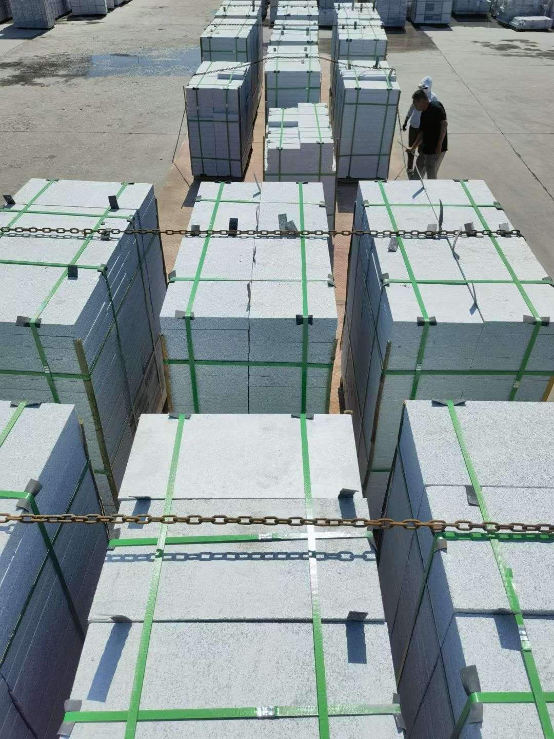 伊春 芝麻白花岗岩5公分地铺石 花岗岩厂家工厂装车日常