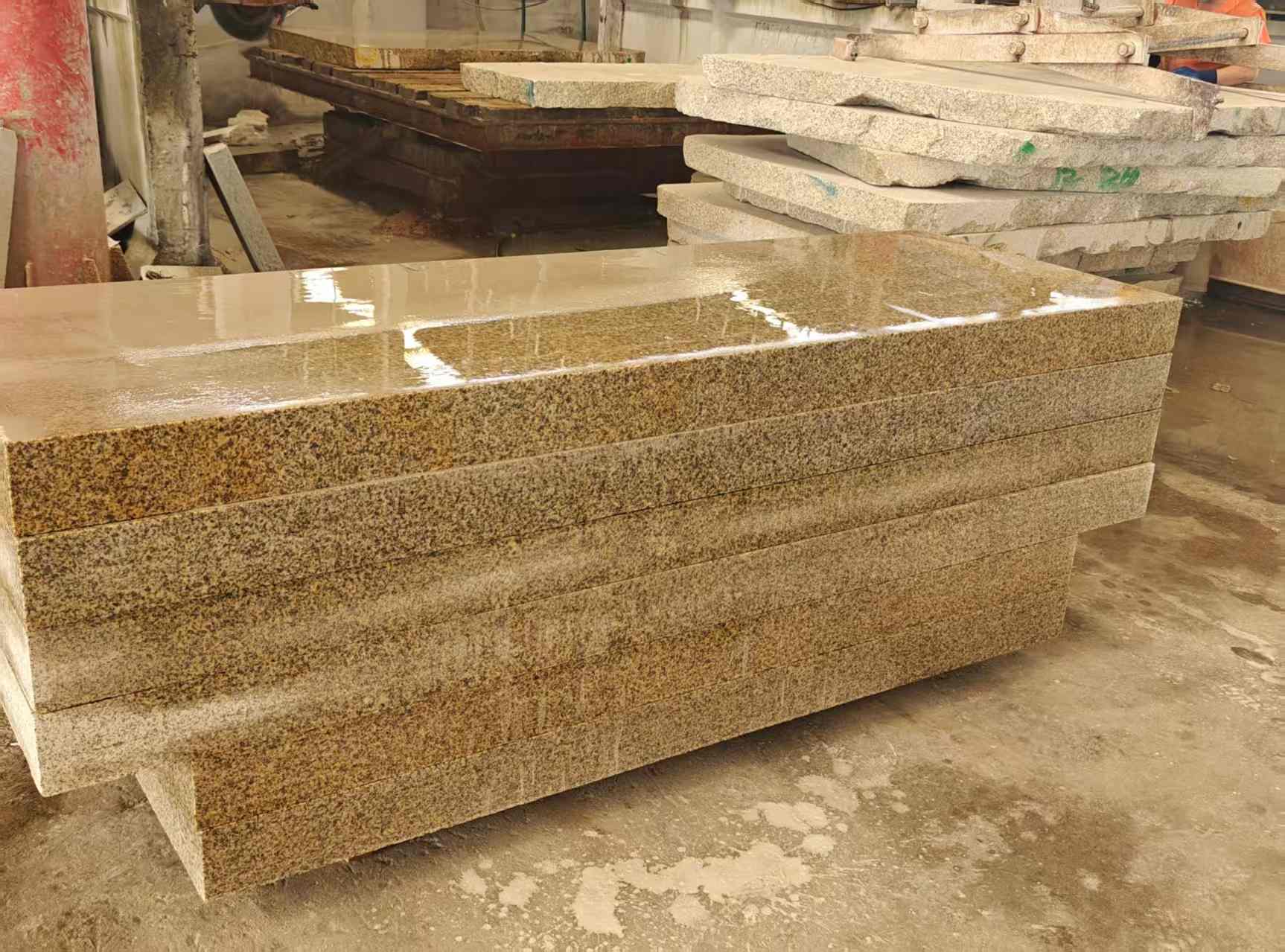 伊春 黄金麻栏杆料半成品加工中