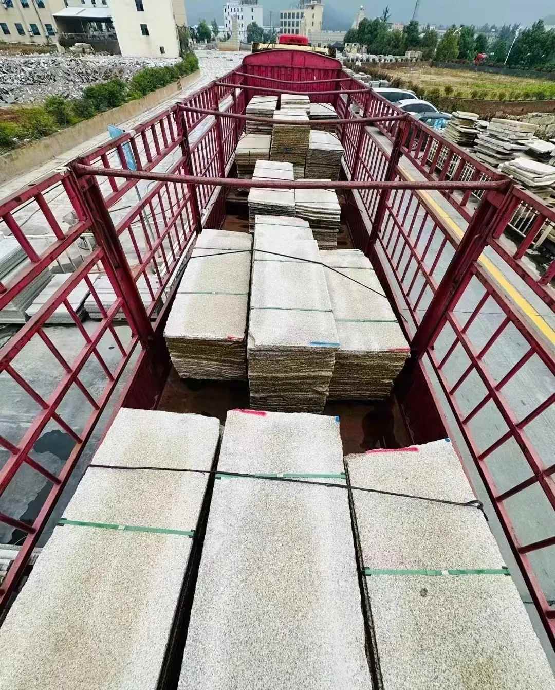 伊春 黄金麻花岗岩荔枝面，光面毛板装车完成