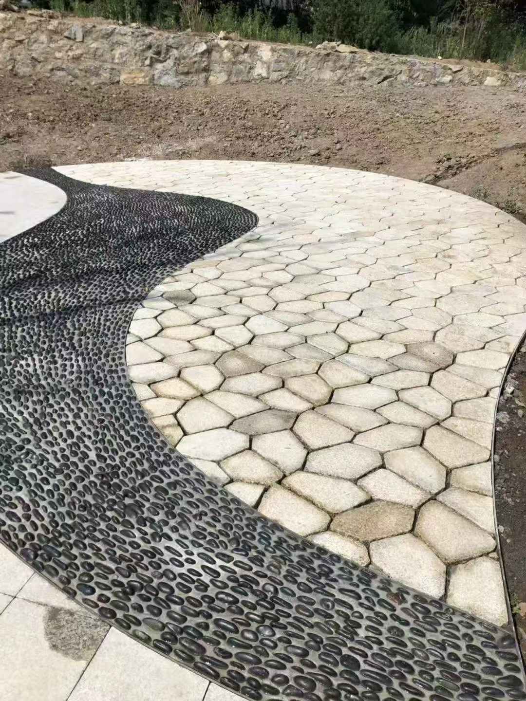 伊春 黄金麻冰裂纹地铺石工地铺装案例