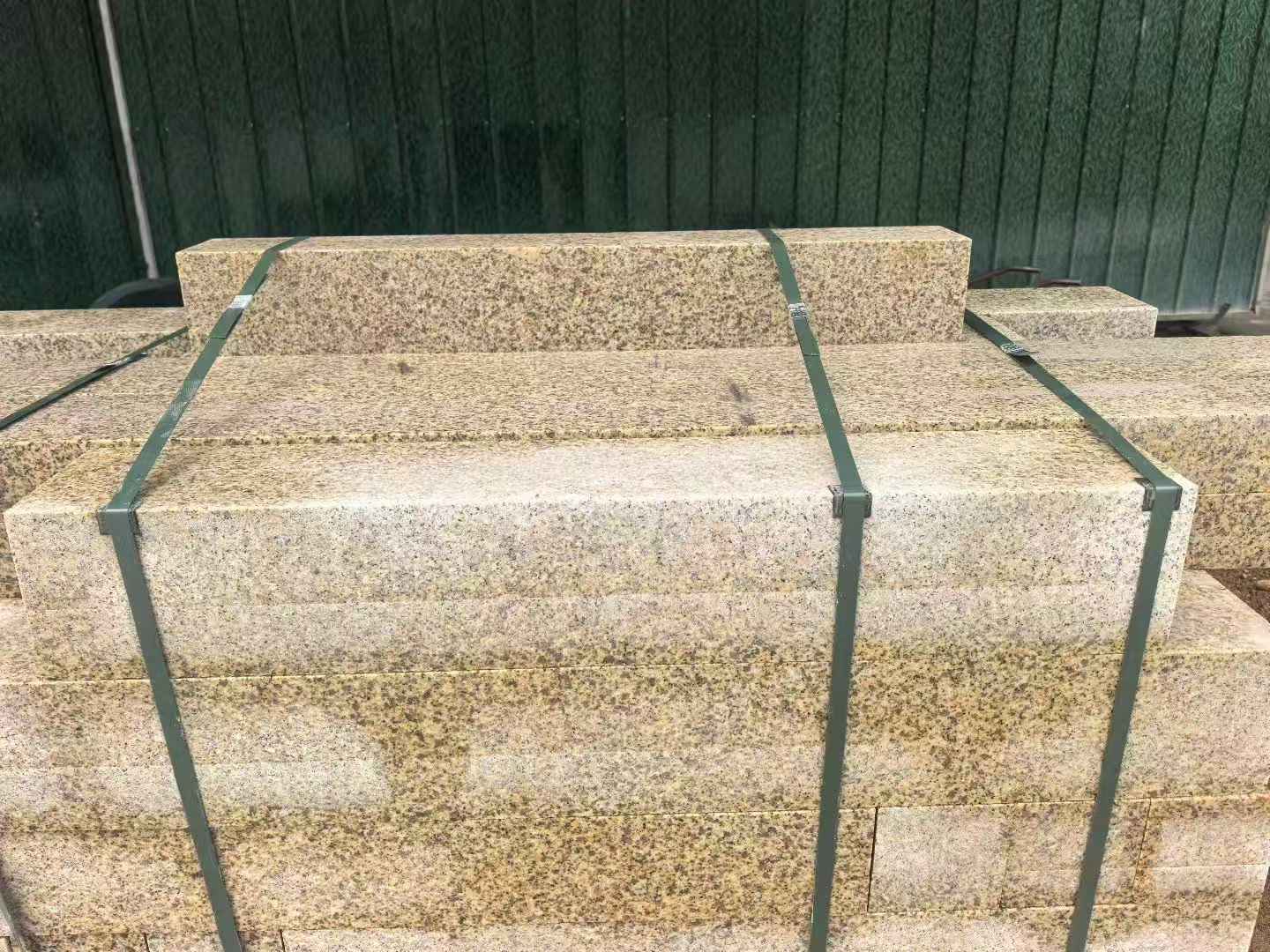 伊春 黄金麻花岗岩石材机切面栏杆料半成品