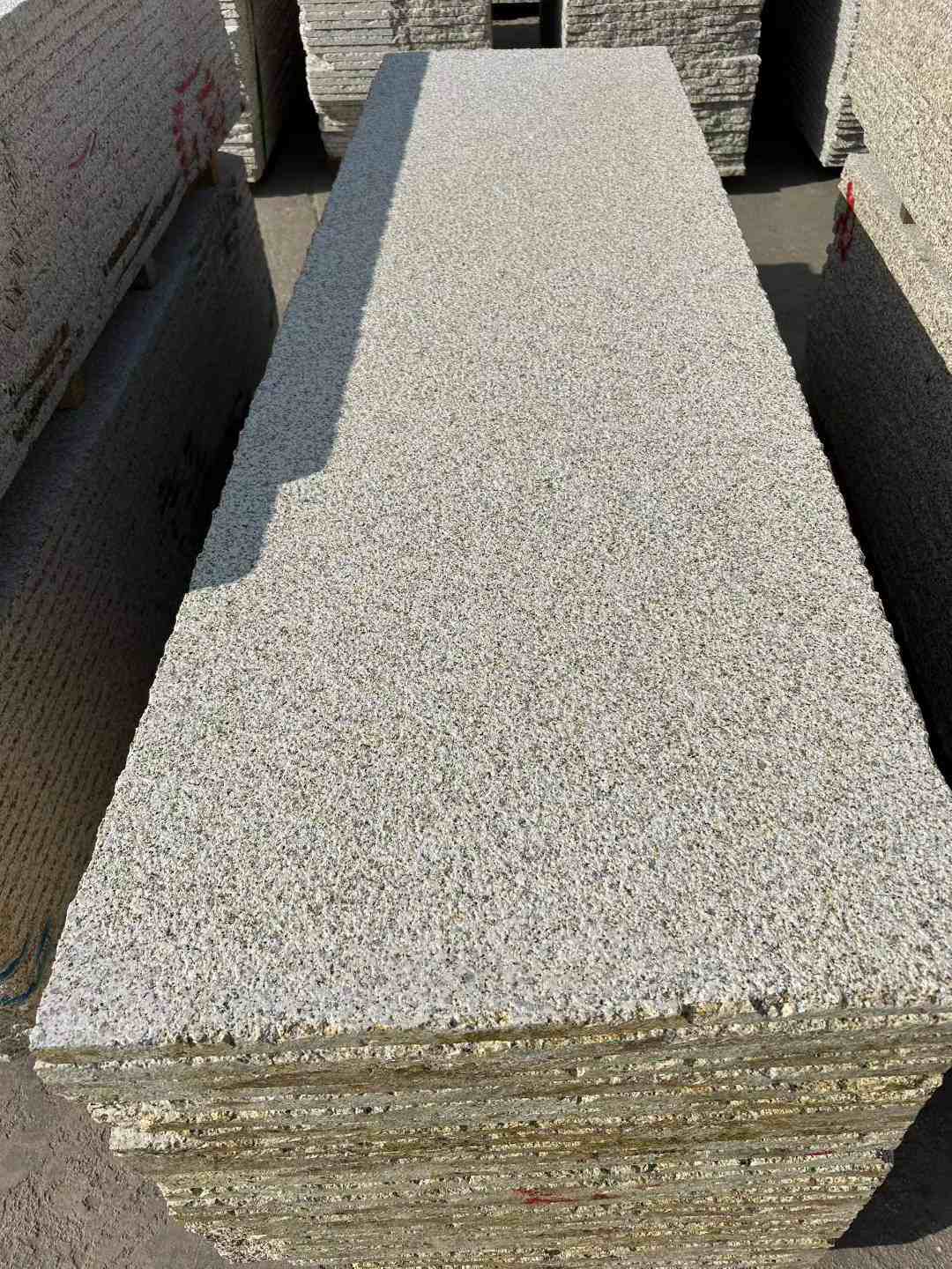 伊春 黄金麻花岗岩荔枝面毛板，半成品