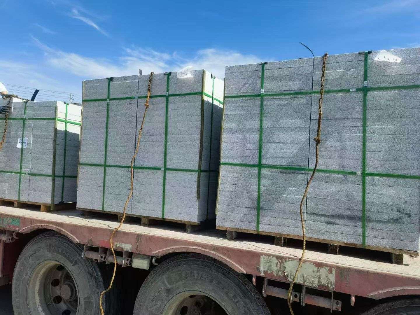 伊春 芝麻白花岗岩地铺石装车日常