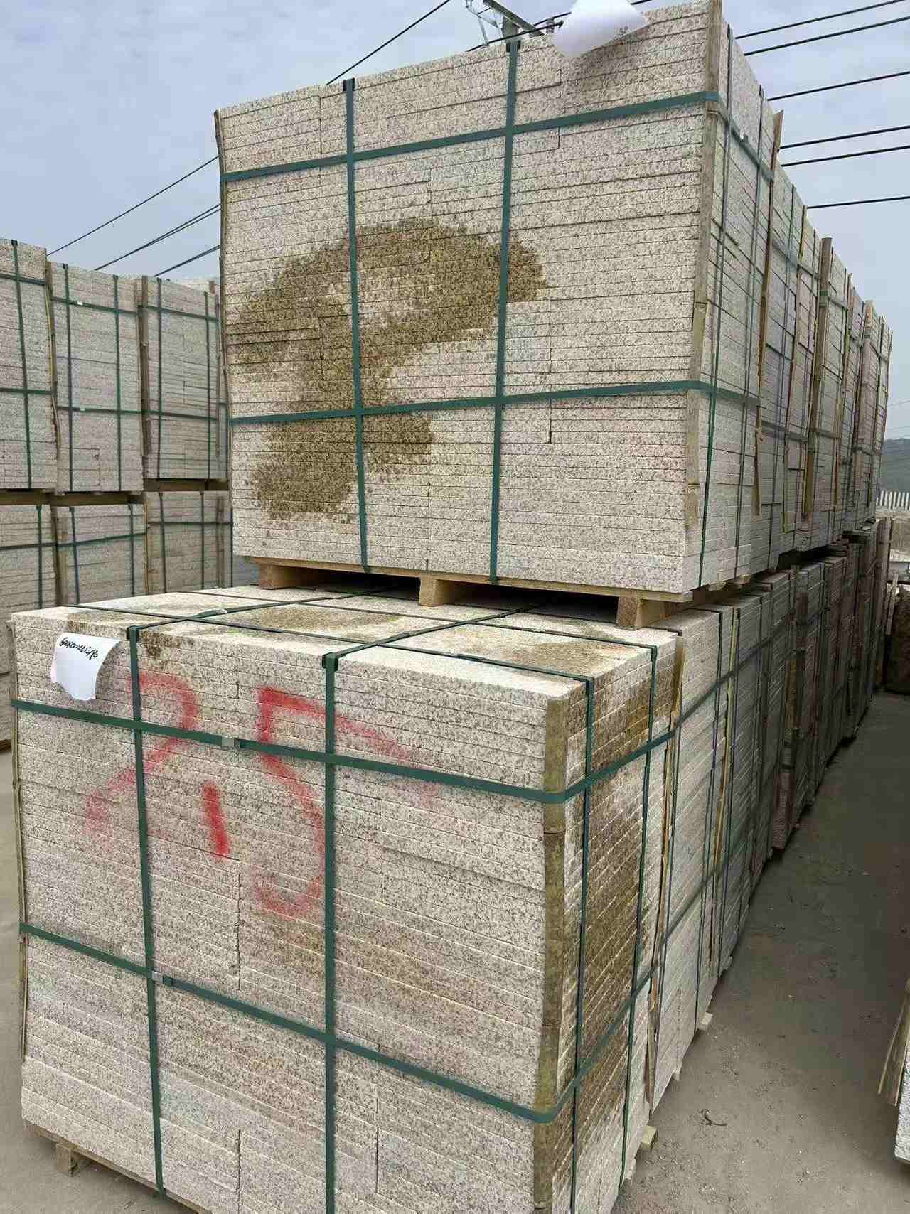 伊春 黄金麻花岗岩石材荔枝面地铺石2.5*300*600