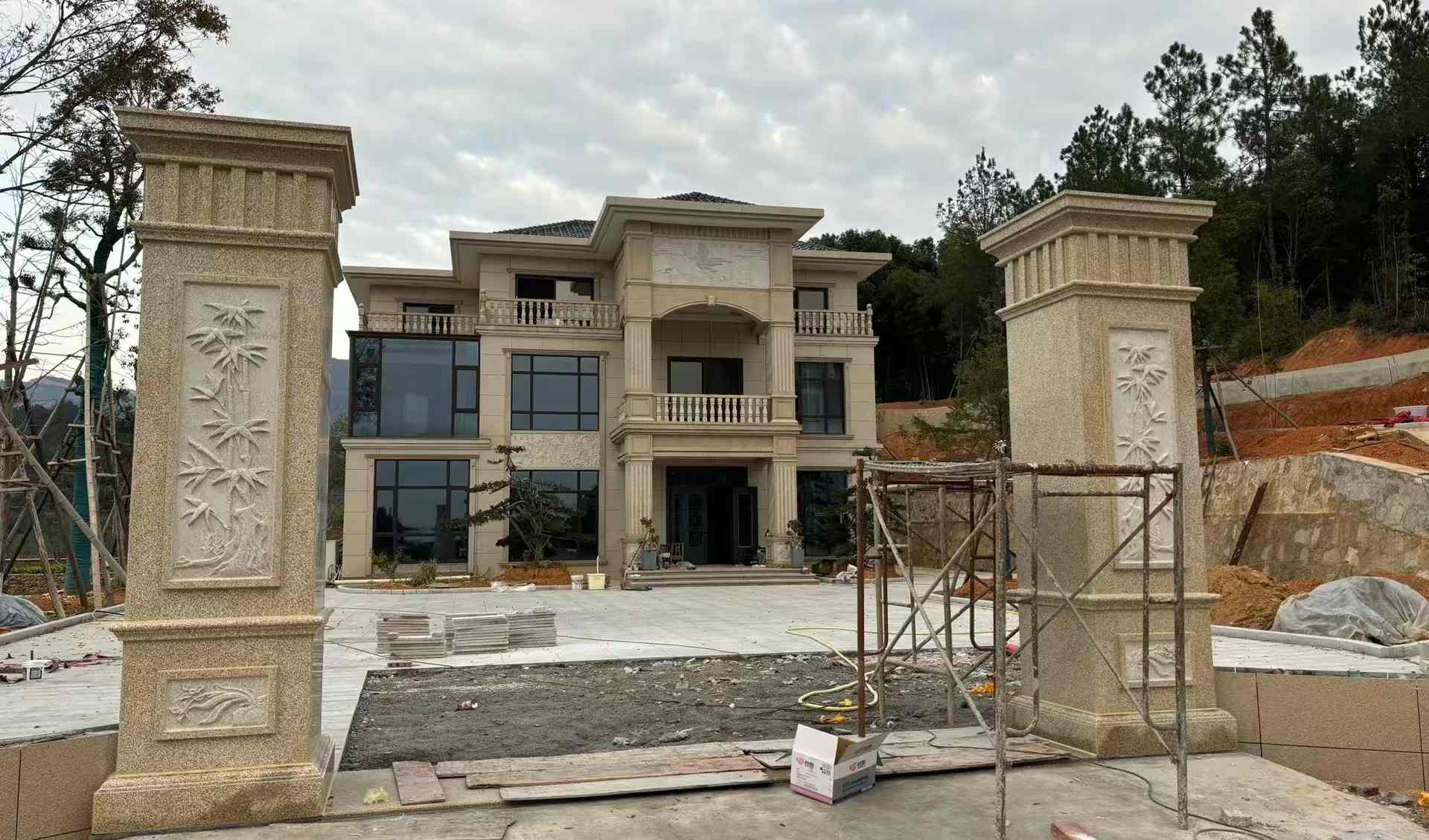 伊春 黄金麻花岗岩别墅雕花外墙干挂配上门口雕花罗马柱