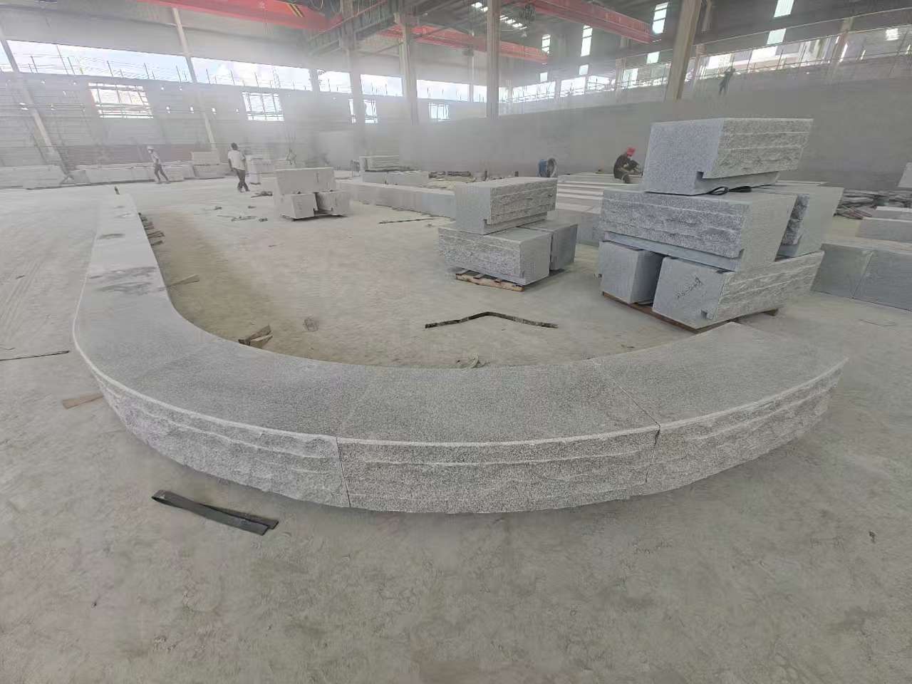 伊春 芝麻白异形坐凳，自然面光面弧形加工