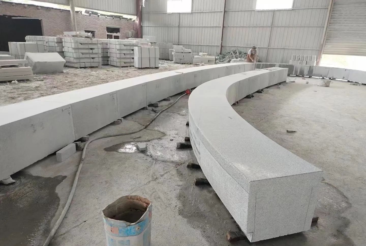 伊春芝麻白花岗岩石板材 园林光面弧形坐凳