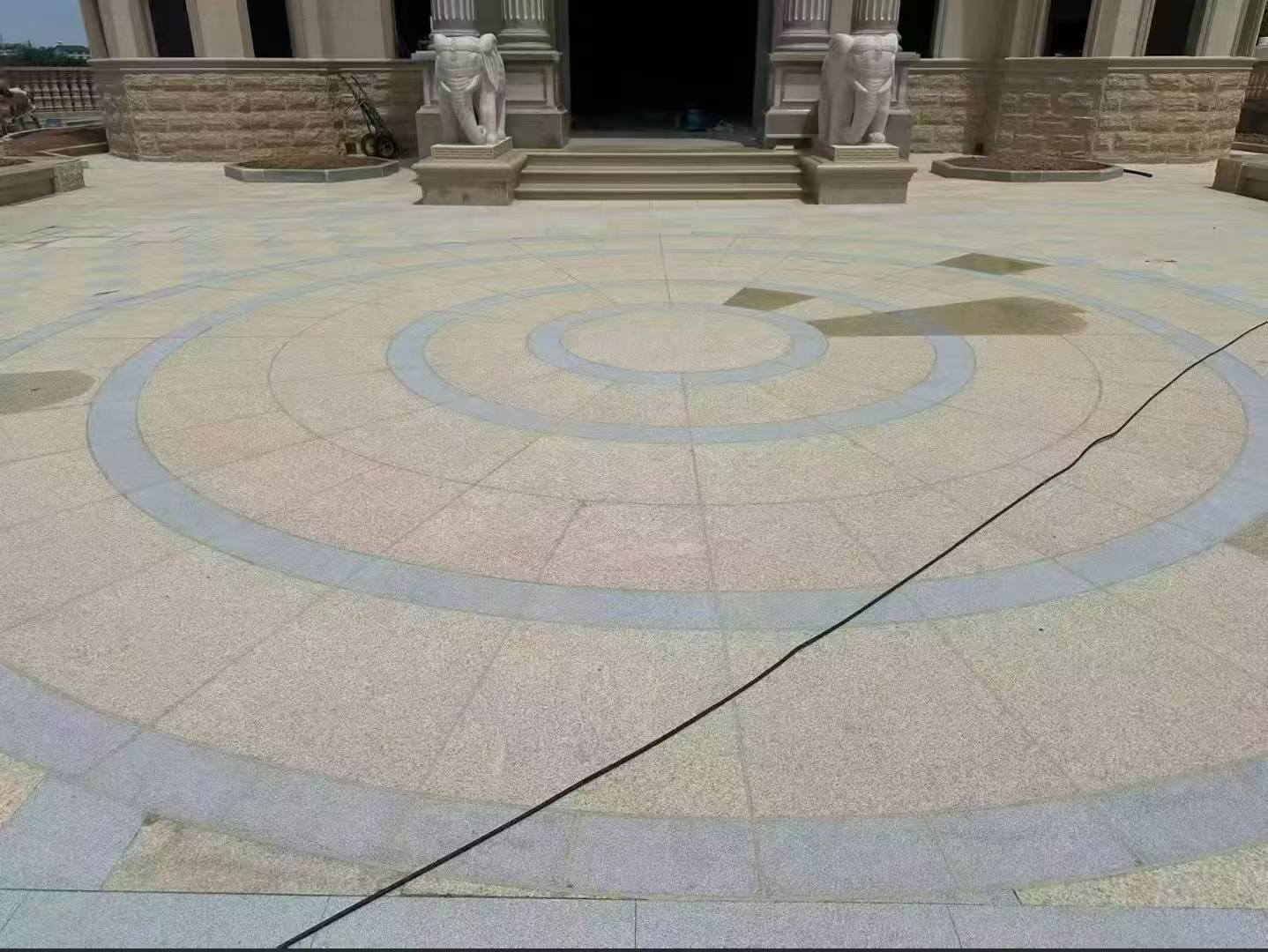 伊春 黄金麻芝麻灰花岗岩石材地铺拼接效果