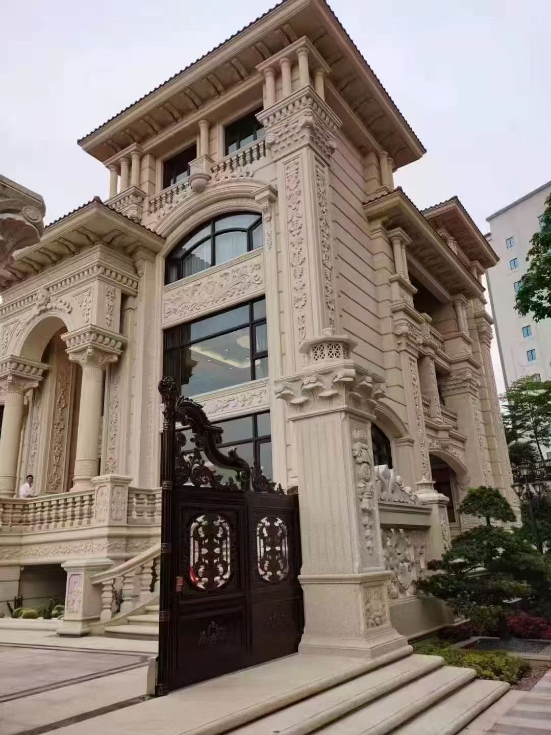 伊春 黄金麻花岗岩别墅外墙干挂效果展示