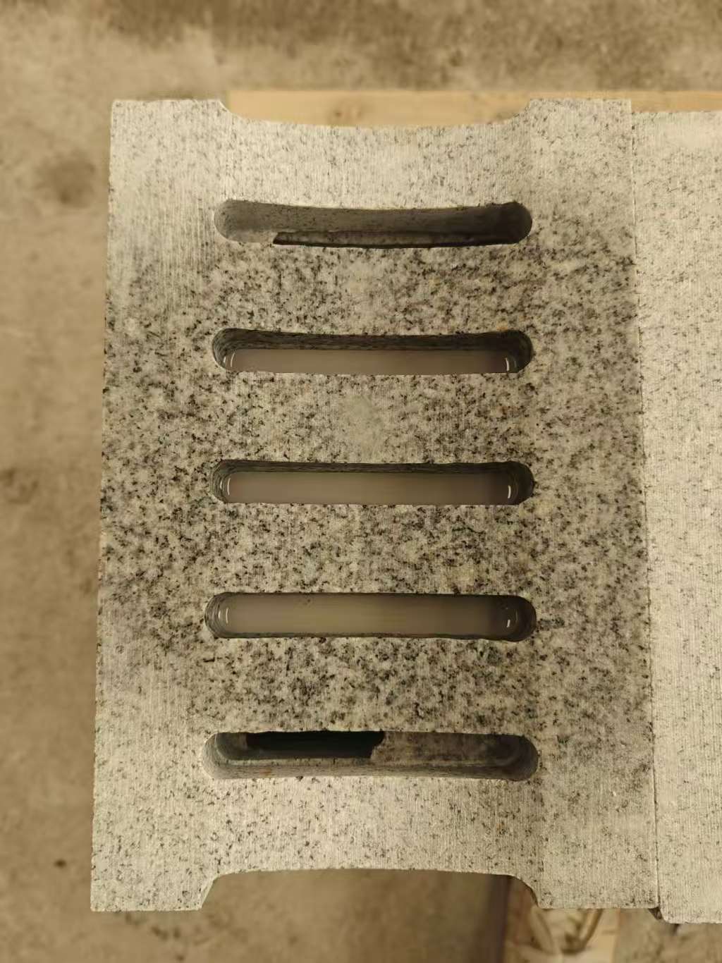 伊春 芝麻白拉丝面花岗岩U型开槽排水槽